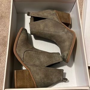 New in box grey snake print boots